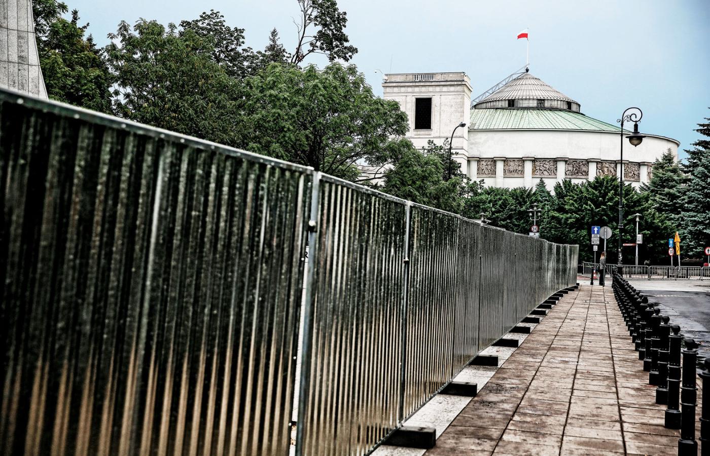 Barierki przed Sejmem są atrakcją turystyczną stolicy.