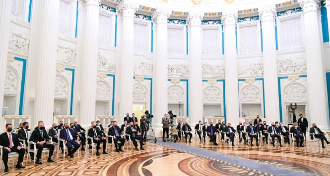 Kreml, spotkanie Putina z oligarchami w dniu ataku na Ukrainę 24 lutego 2022 r.