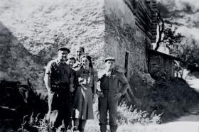 Krystyna Skarbek z członkami francuskiego Resistance i oficerami brytyjskiego SOE w departamencie Haute Savoie, lato 1944 r.
