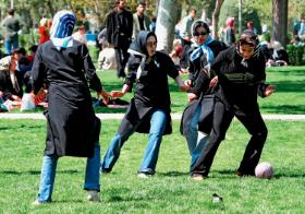 Iranki grające w piłkę w parku Laleh.