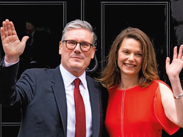 Nowy brytyjski premier Keir Starmer z żoną Victorią przed słynnymi drzwiami Downing Street 10.
