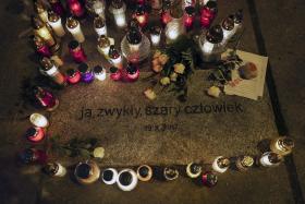 Ostatnimi czasy powróciły nawet znajome kody romantyczne. Najwyraźniej zaznaczyły się po tragicznej śmierci Piotra Szczęsnego.