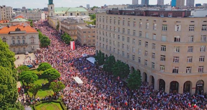 Tłumy na Krakowskim Przedmieściu.