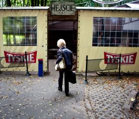 W niedzielne popołudnie DJ Wika zmierza do pubu Bolek na warszawskim Mokotowie.
