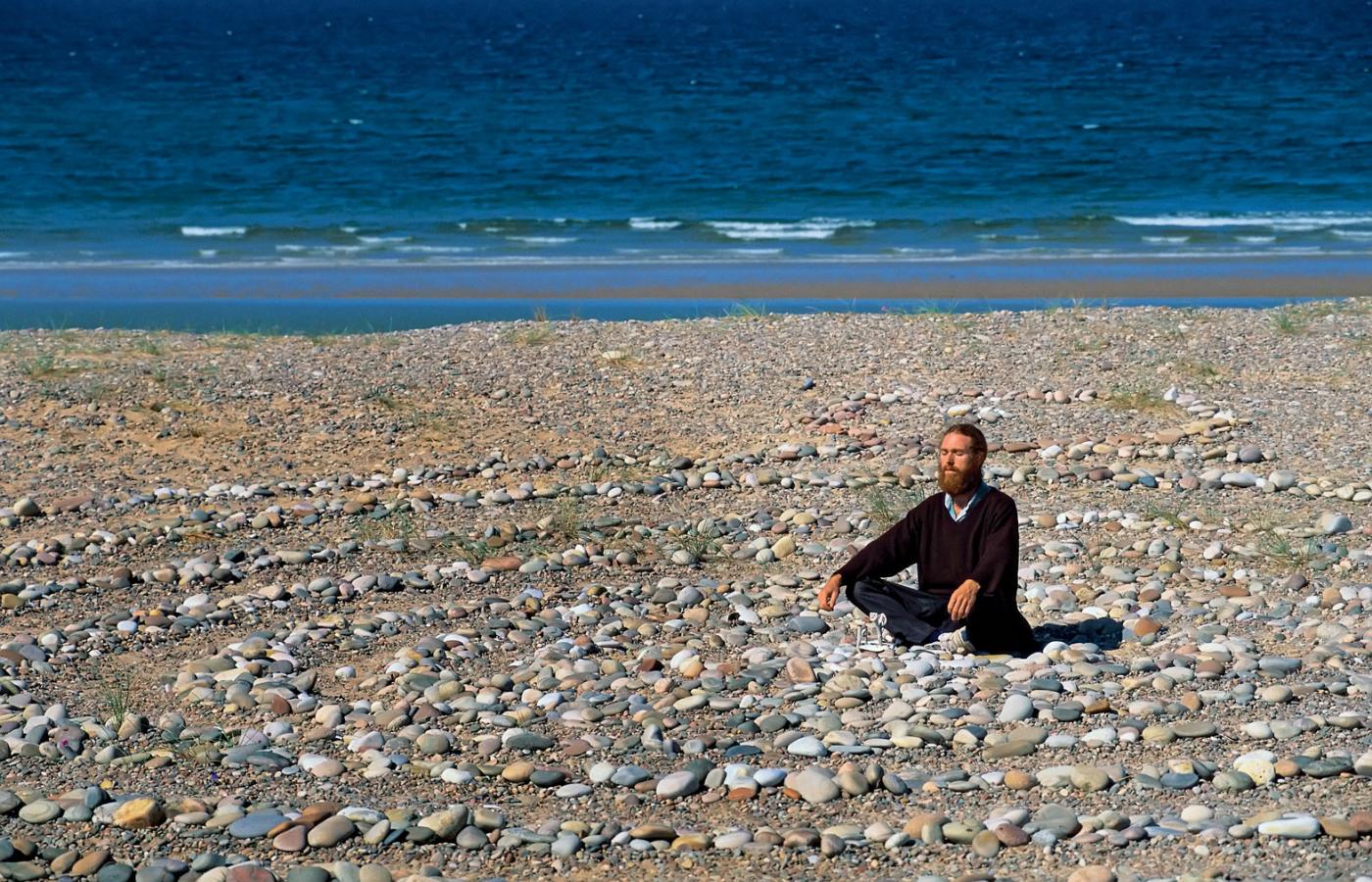 Medytacja w spirali z kamieni, plaża u wybrzeży Szkocji, 1990 r.