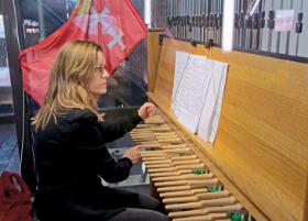 Gdańska carillonistka Monika Kaźmierczak. Podczas obchodów 80-lecia wybuchu II wojny światowej na znajdującym się na wieży Ratusza Głównego Miasta carillonie wykona zamówiony specjalnie na tę okazję utwór „Trzy wezwania”.