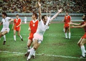 Radość drużyny NRD po bramce strzelonej reprezentacji Polski przez Hartmuta Schadego na igrzyskach w Montrealu 31 lipca 1976 r.