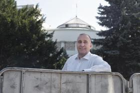 „Jesteśmy cały czas w Sejmie lub blisko Sejmu, ci, którzy muszą być poza Warszawą, są zaledwie kilka godzin drogi od stolicy, nie dalej”.