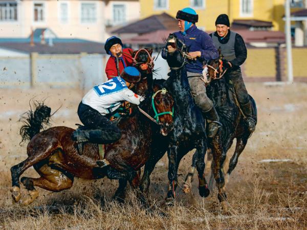 Tradycyjna gra zespołowa uważana jest za sport narodowy Kirgizów, Tadżyków, Uzbeków i Turkmenów.