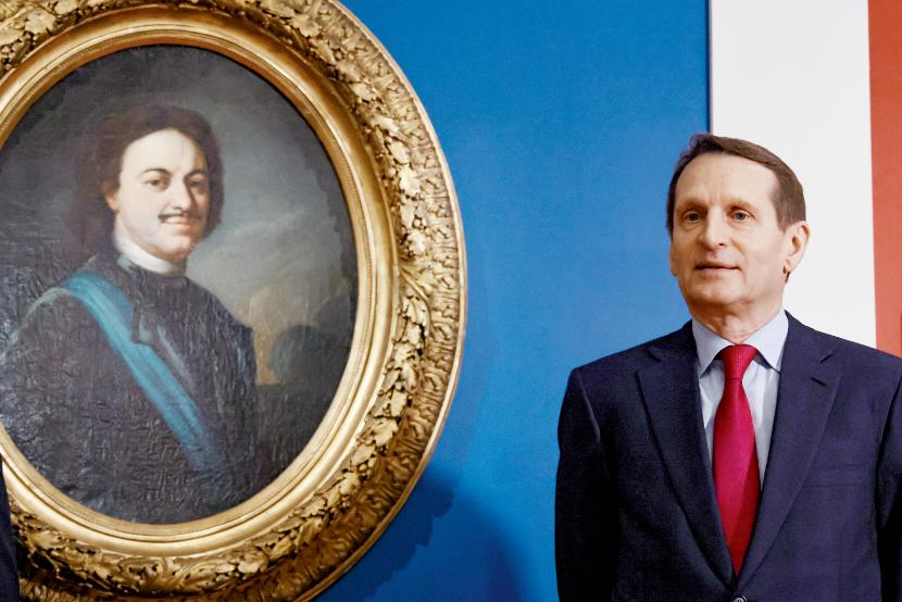 Siergiej Naryszkin, szef rosyjskiego wywiadu zagranicznego, zarzuca Polsce wielkomocarstwowe ambicje. Po lewej portret Piotra II.