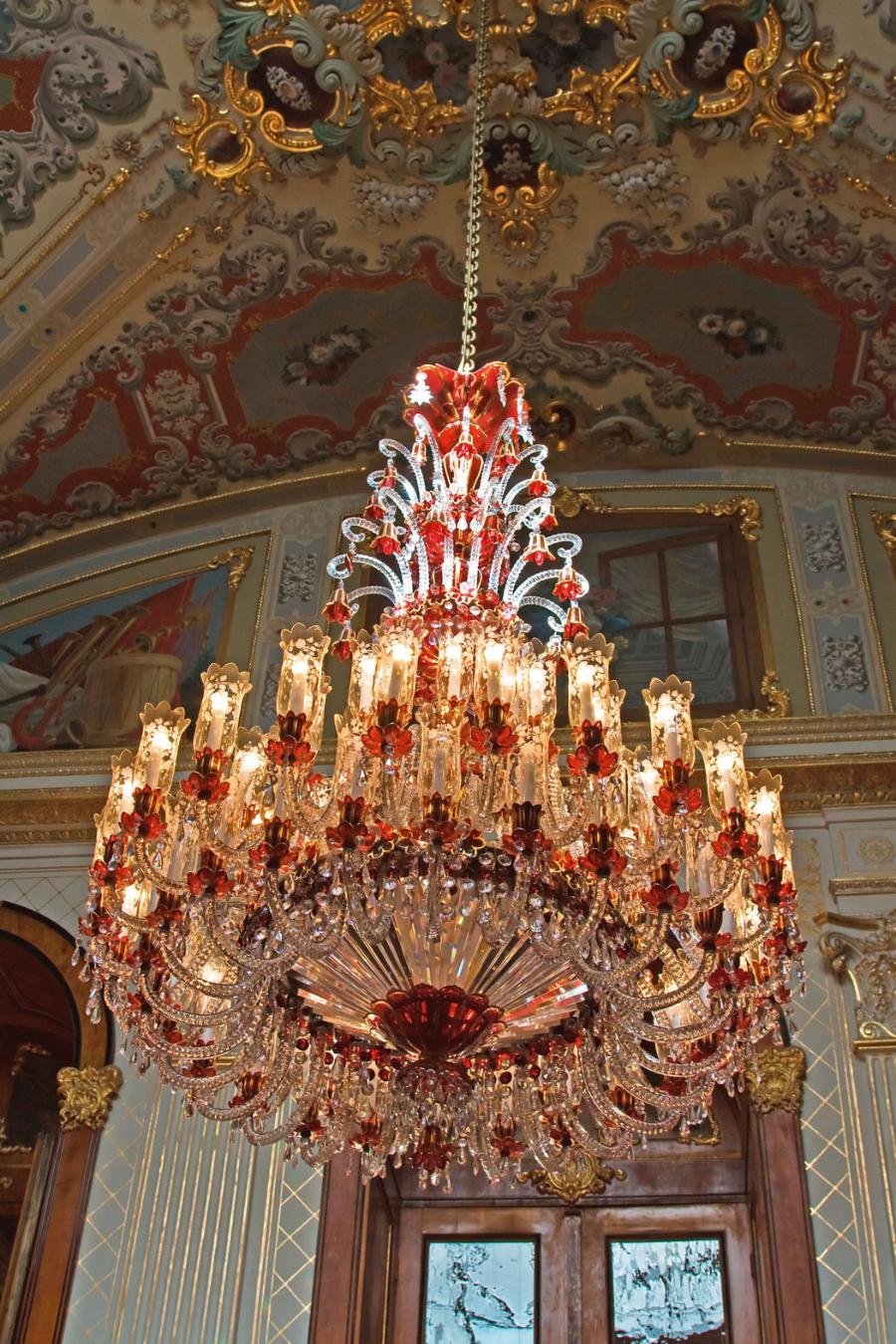 Niekwestiono­wanymi kolekcjonerami kryształów byli tureccy sułtani. Na zdj. żyrandol znajdujący się w stambulskim pałacu Dolmabahcze.