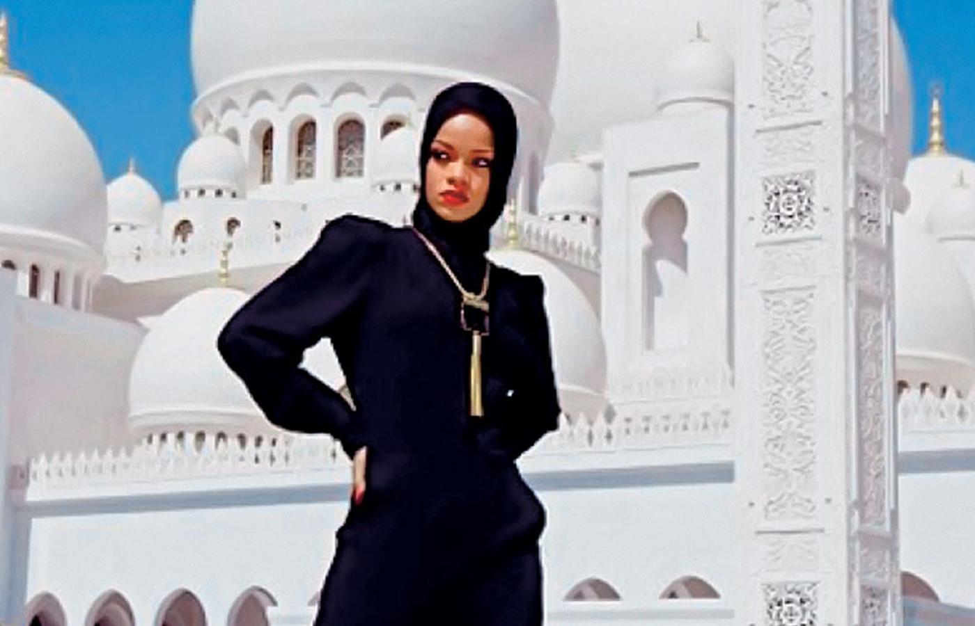 Rihanna pozująca w hidżabie przed meczetem w Abu-Dabi