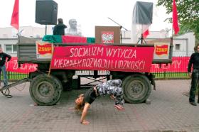 Wóz propagandowy i hełm ORMO. Tegoroczny Jarocin bawił się rekwizytami PRL.