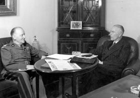 Prezydent RP Władysław Raczkiewicz (z prawej) i premier RP gen. Władysław Sikorski podczas rozmowy.