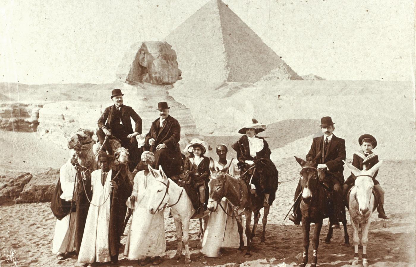 Francuska rodzina na wycieczce w Egipcie, 1911 rok.