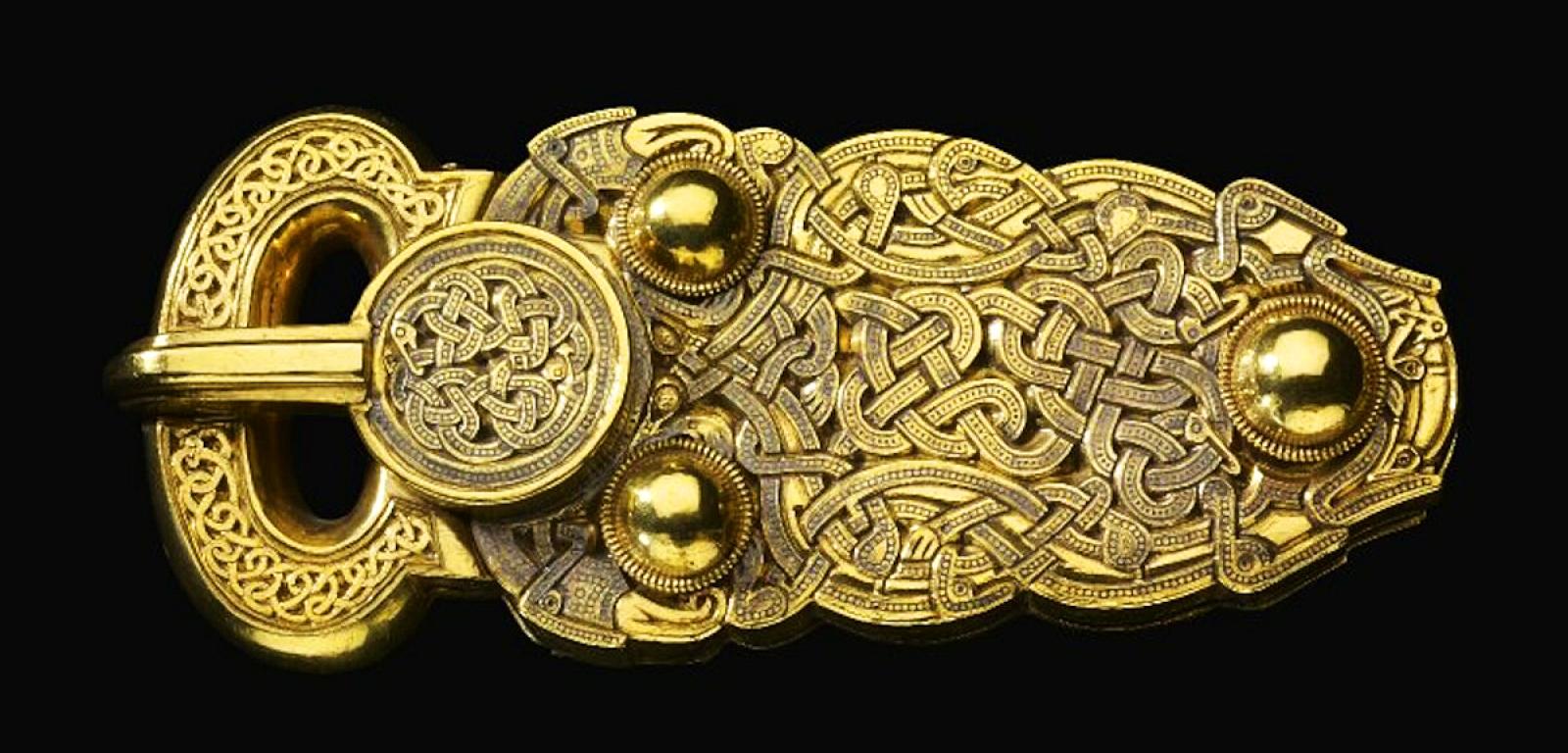 Złota sprzączka do pasa znaleziona na najsłynniejszym stanowisku Anglosaskim – Sutton Hoo na południe od Woodbridge w Suffolk.