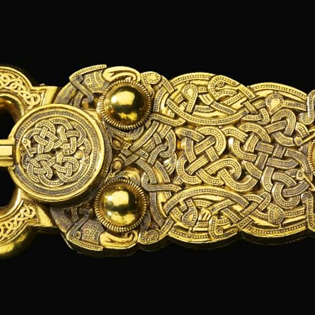 Złota sprzączka do pasa znaleziona na najsłynniejszym stanowisku Anglosaskim – Sutton Hoo na południe od Woodbridge w Suffolk.