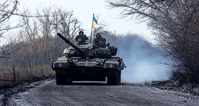 Ukraińscy żołnierze w czołgu w pobliżu miasta Bachmut, gdzie toczą zacięte walki z Rosjanami. 20 stycznia 2023 r.