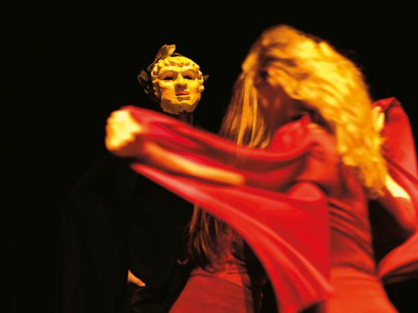 Hierarchiczna struktura, usprawiedliwianie nadużyć mistrzów, wymóg posłuszeństwa – tak było dotychczas. W teatrze dokonują się jednak zmiany, choć wciąż powoli.