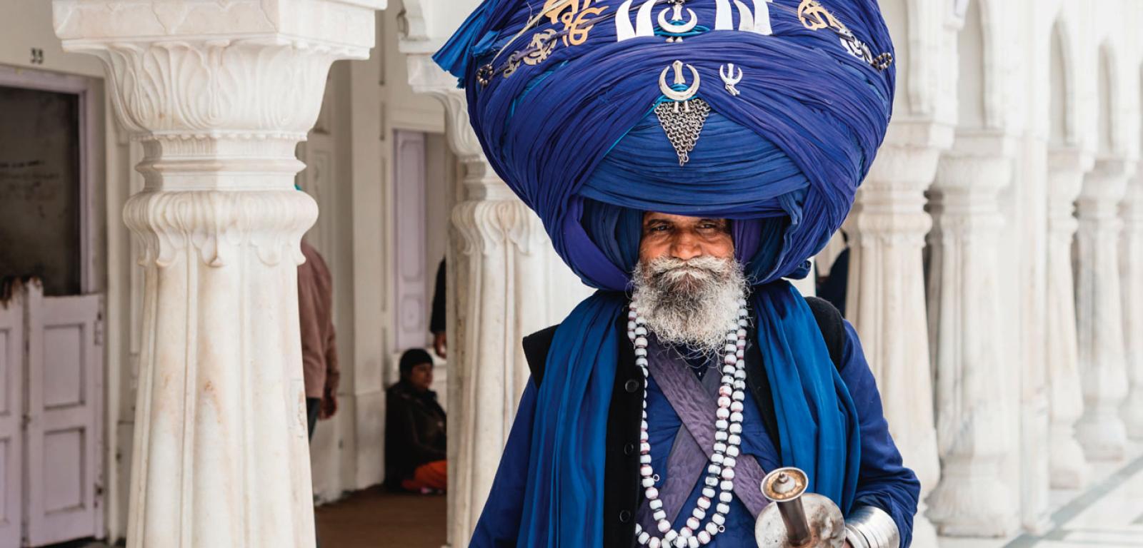 Sikh w gigantycznym turbanie w Złotej Świątyni w Amritsarze (Pendżab w Indiach), najważniejszym obiekcie kultu sikhów, gdzie przechowywany jest oryginał ich świętej księgi.