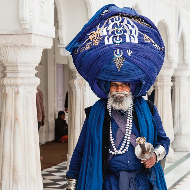 Sikh w gigantycznym turbanie w Złotej Świątyni w Amritsarze (Pendżab w Indiach), najważniejszym obiekcie kultu sikhów, gdzie przechowywany jest oryginał ich świętej księgi.