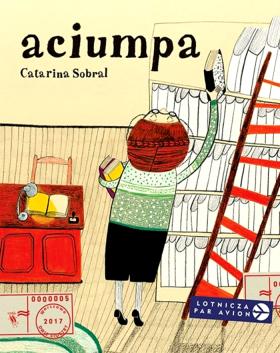 Catarina Sobral, Aciumpa, Dwie Siostry, Warszawa 2017. Dzieci uwielbiają bawić się słowami, a Catarina Sobral postanowiła to wszystkim przypomnieć w postaci dowcipnej opowieści opatrzonej dynamicznymi, pełnymi ciepłych barw ilustracjami, gdzie gra kolorem jest równie istotna co nonszalancka kreska. Cala fabuła kręci się koło wyrazu „aciumpa”, odkrytego nagle w starym słowniku. Czy da się coś aciumpnąć, czy coś może być aciumpowe? Dyskusje na ten temat mogą trwać naprawdę długo.