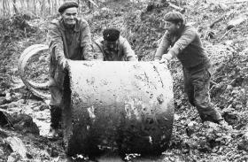 Do przetaczania takich betonowych kręgów trzeba było mieć krzepę. Od lewej: Władysław Potoczny, Tadeusz Froń, Władysław Nogaj.