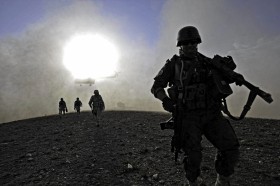 Polscy żołnierze podczas patrolu w Afganistanie.