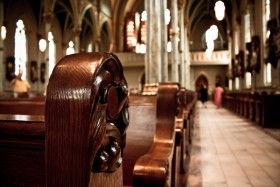 Mniej Europejczyków niż Amerykanów wierzy w istnienie Boga lub jakiejś boskiej istoty, ale wiarę taką deklaruje wciąż 67 proc. badanych mieszkańców Starego Kontynentu.