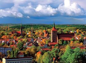 Panorama miasta, z katedrą św. Jakuba (XIV w. - z prawej) i Zamkiem Kapituły Warmińskiej (XIV w. - w środku).