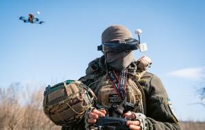 Okolice Charkowa. Na tej wojnie najważniejsi są żołnierze przyszłości, wyposażeni w komputery, gogle i kontrolery radiowe.