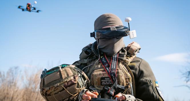 Okolice Charkowa. Na tej wojnie najważniejsi są żołnierze przyszłości, wyposażeni w komputery, gogle i kontrolery radiowe.