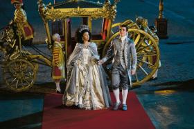 India Ria Amarteifio jako młoda królowa Charlotta i Corey Mylchreest jako król George w „Królowej Charlotcie: Opowieści ze świata Bridgertonów”.