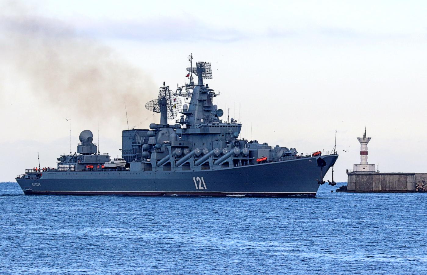 Krążownik „Moskwa” wpływa do portu w Sewastopolu. Zdjęcie z 16 listopada 2021 r.