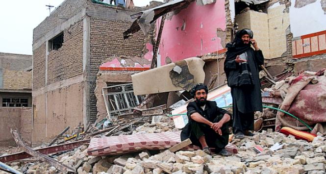 Zgliszcza po wybuchu bomby w prowincji Herat