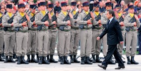 Prezydent Sarkozy podczas przeglądu wojsk.