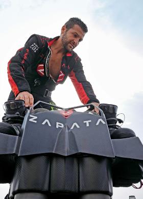 Frank Zapata i jego deskolotka.