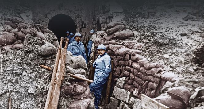 Na stronie obok: Francuski posterunek w świeżo odbitym Forcie Douaumont, 24 października 1916 r.