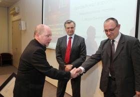 Gratulacje od Marcina Zaremby odbiera laureat w dziale prac źródłowych Mirosław Supruniuk.