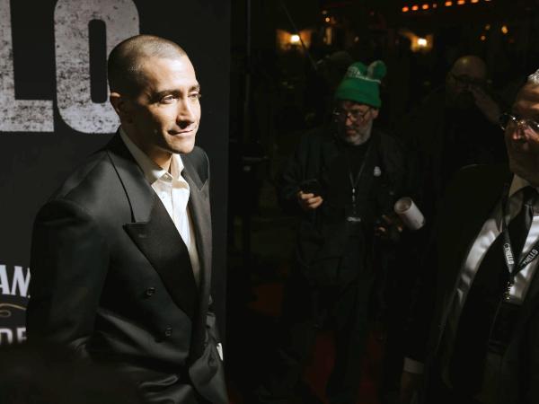 Jake Gyllenhaal na premierze spektaklu „Othello”