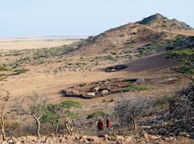 Masajska zagroda w dolinie Olduvai. Przodkowie ludzi pojawili się w tych okolicach już 2 mln lat temu.