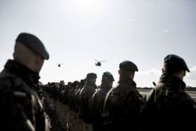 Końcowy akord ceremonii - runda honorowa śmigłowców. Na pokładzie jednego z nich jest trumna z ciałem st. szer. Michała Kołka