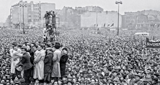 Warszawiacy słuchają przemówienia Władysława Gomułki, 24 października 1956 r.