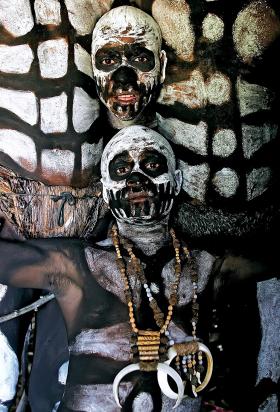 W naszej kulturze popularnej funkcjonują dwa stereotypy społeczeństw pierwotnych: okrutnych dzikusów i niewinnych dzieci bożych.