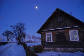 Chałupy w Nowince i Kozłowym Ługu żyją dłużej niż ludzie. Niektóre mają ponad 130 lat, stoją puste, bez życia w środku.
