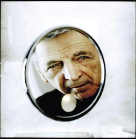 Constantin Costa-Gavras jest autorem ponad 20 filmów, mocno akcentujących tematykę polityczną.