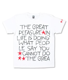 Kombinacja liter i gwiazdek - bardzo prosty wzór może świetnie wyrażać poglądy noszącej koszulkę osoby.