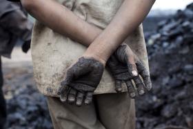 Ciężki, wielogodzinny wysiłek dzieci przywodzi na myśl historie z XIX wiecznych powieści Dickensa.