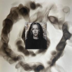 Okładka płyty Moniki Brodki „Sadza”.