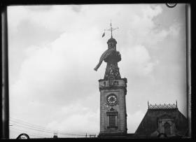 Warszawa, sierpień 1920. Amerykańska flaga wywieszona na wieży ratusza warszawskiego w dowód wdzięczności za pomoc udzieloną Polsce przez USA w momencie odzyskiwania niepodległości.